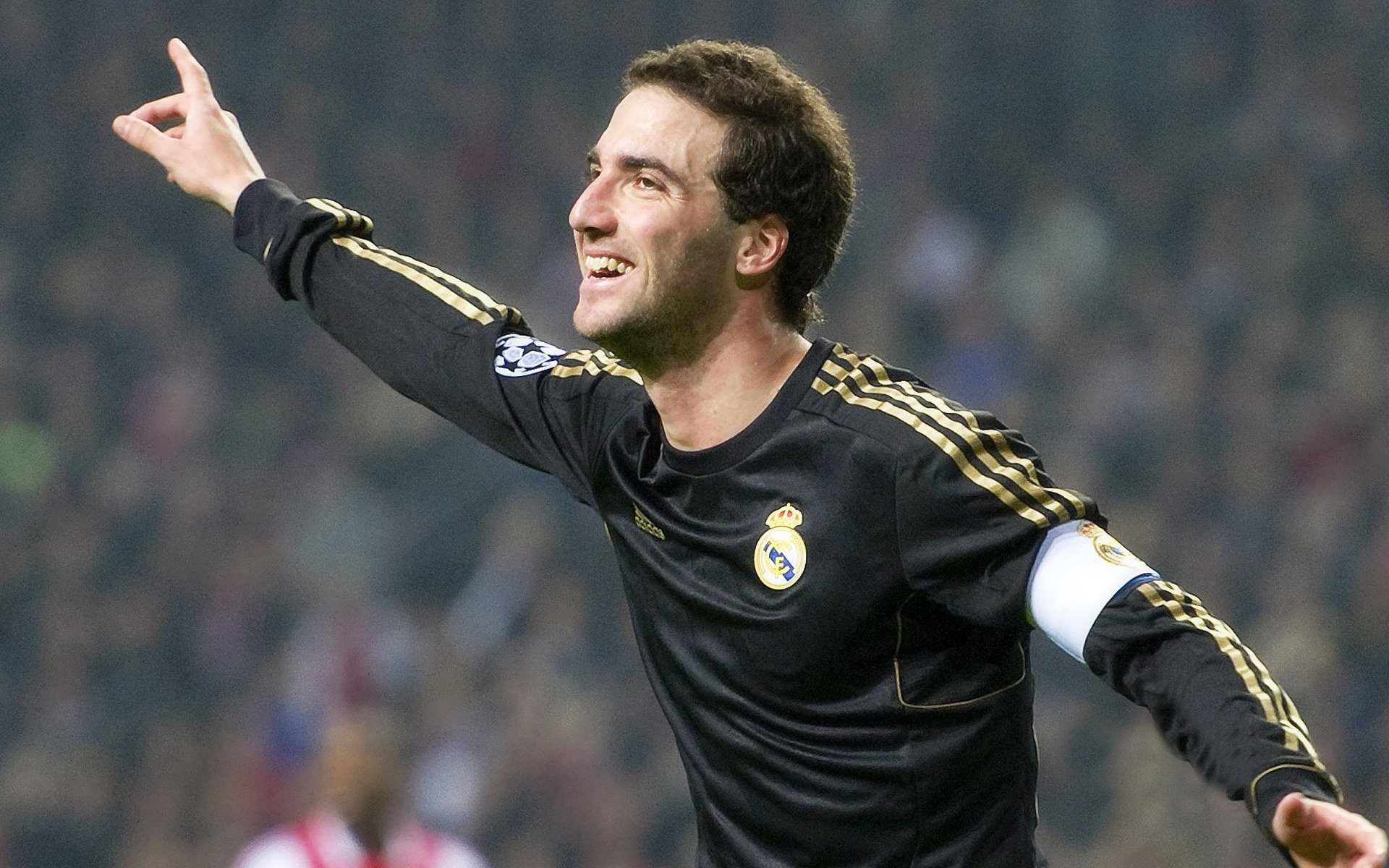 球员在赛后接受媒体采访谈及球队目标与责任,球员们在赛场上展现